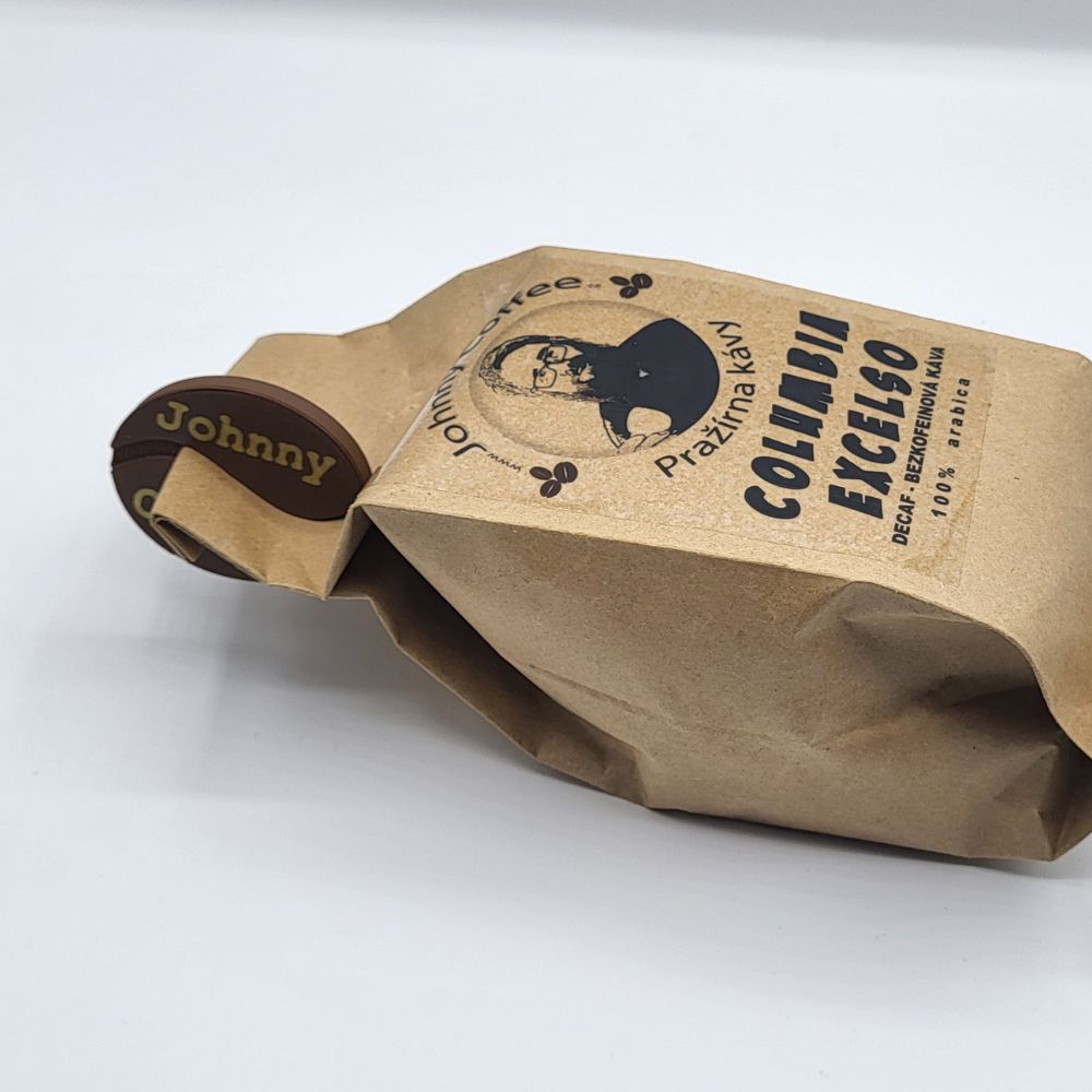 Kávový klip Johnny Coffee uzavírá sáček s kávou