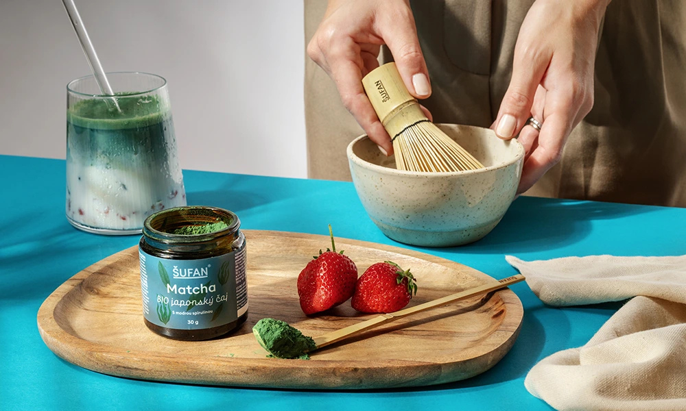 BIO japonský čaj Matcha s modrou spirulinou – jemný barevný nápoj s krémovou chutí