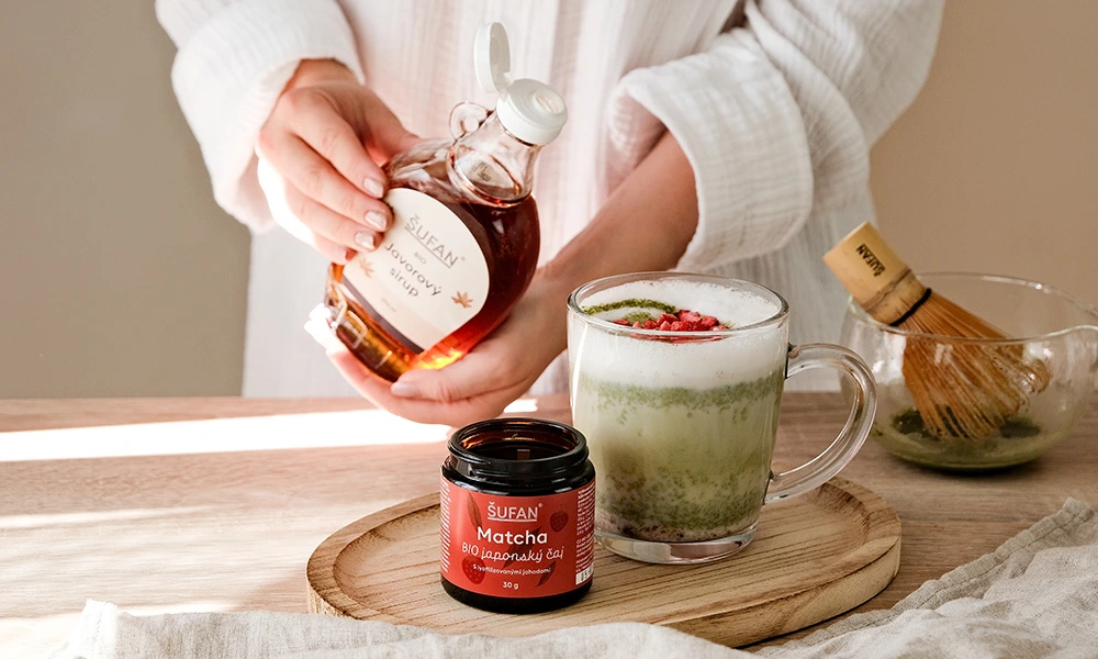 BIO japonský čaj Matcha s lyofilizovanými jahodami – vhodný do latté, smoothie i dezertů